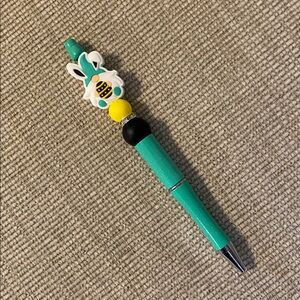 Gnome Holding a Egg 🥚 Pen